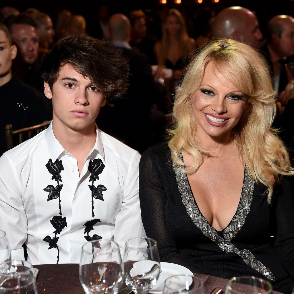 Pamela Anderson (links) mit ihrem Sohn Dylan Jagger Lee auf einer Gala in New York 2016
