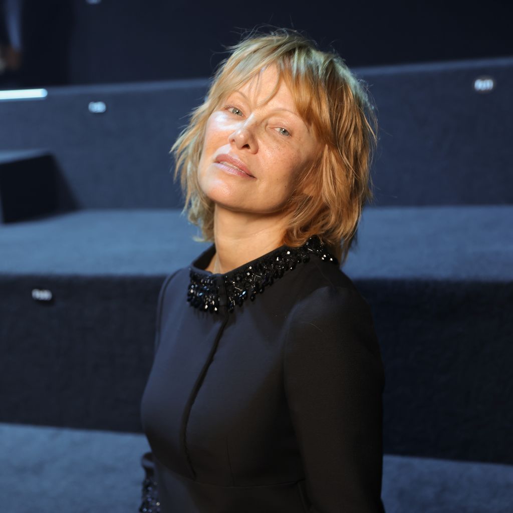 Pamela Anderson beim Besuch der Valentino Fashion Show in Paris, Oktober 2025