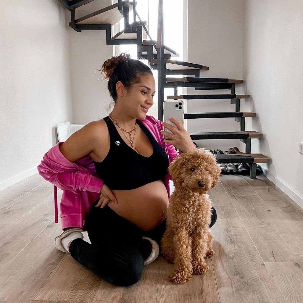 Pamela Gil Mata mit ihrem Hund im Februar 2023