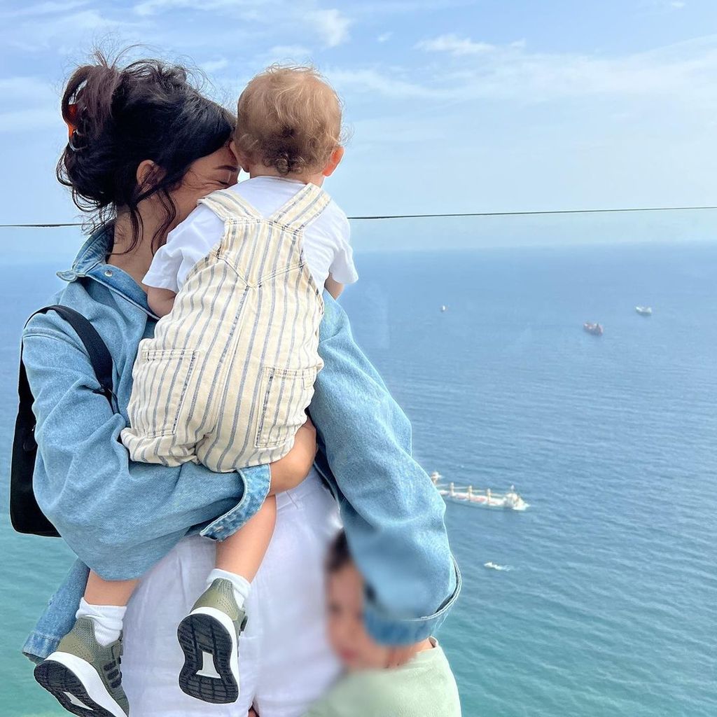 Influencerin Paola Maria mit ihren Söhnen