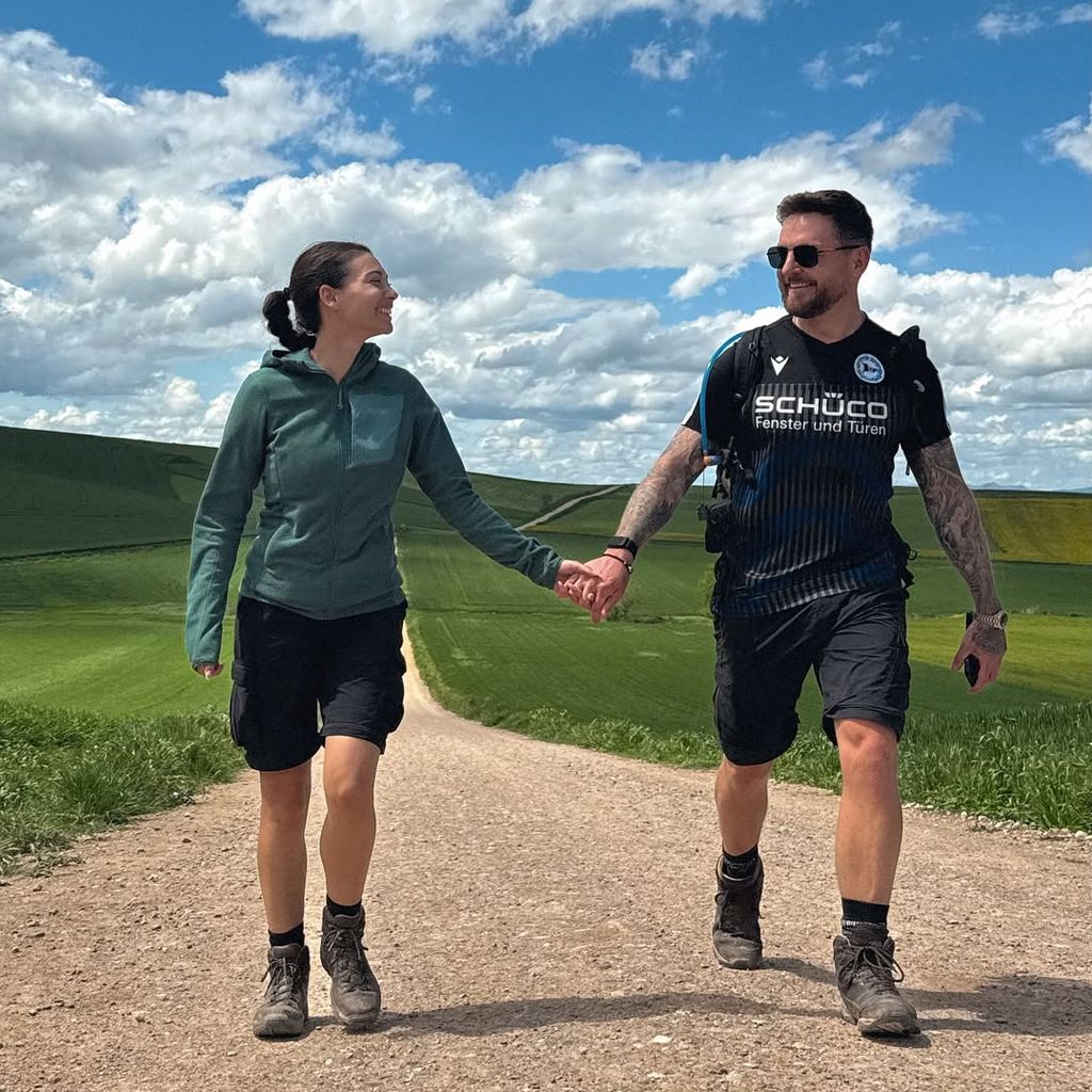 Paola Maria und Alexander Thoss auf dem Jakobsweg, 2025