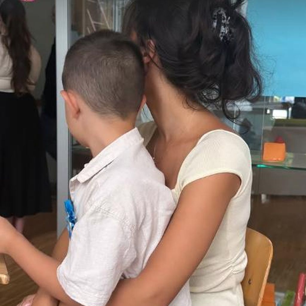 Paola Maria und ihr Sohn im August 2025