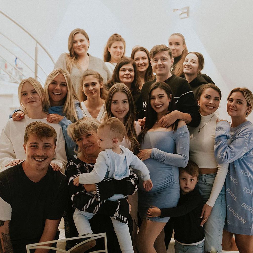 Paola Maria (3.v.r.) und ihre YouTube-Kollegen auf ihrer Babyparty, September 2020