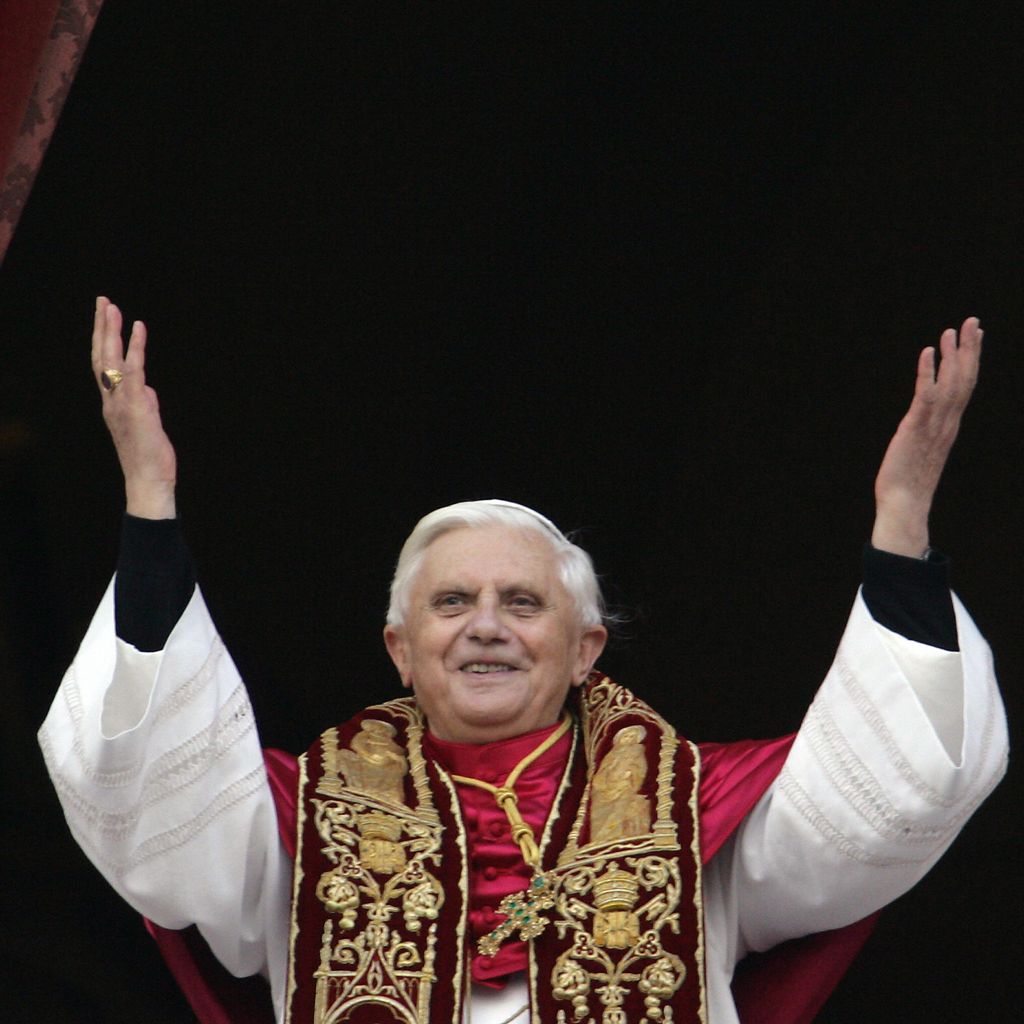 Papst Benedikt XVI bei seiner Wahl im Jahr 2005