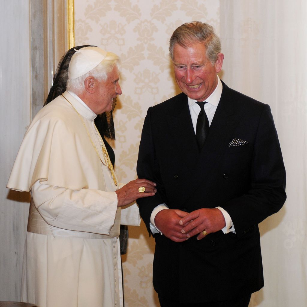 Papst Benedikt XVI. und der damalige Prinz Charles im April 2009