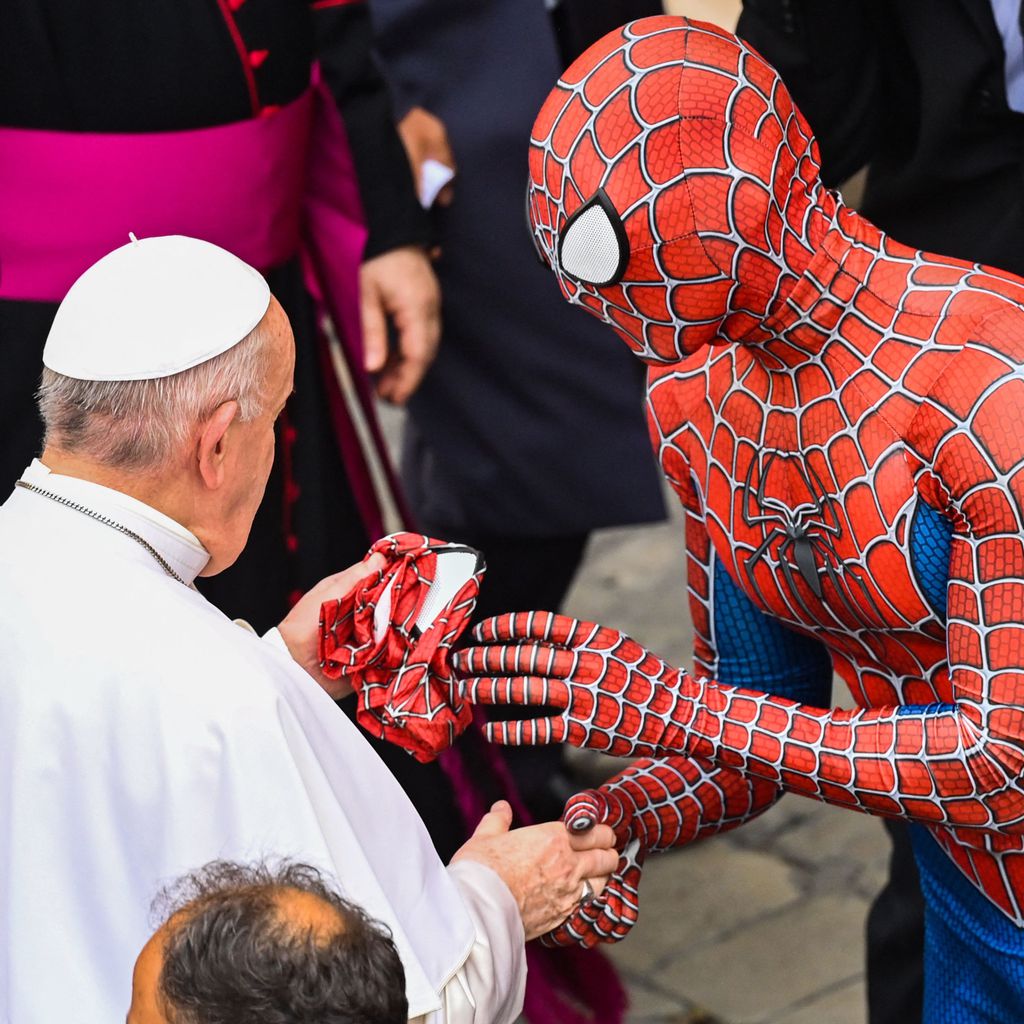 Papst Franziskus I. und Spider-Man im Vatikan im Juni 2021