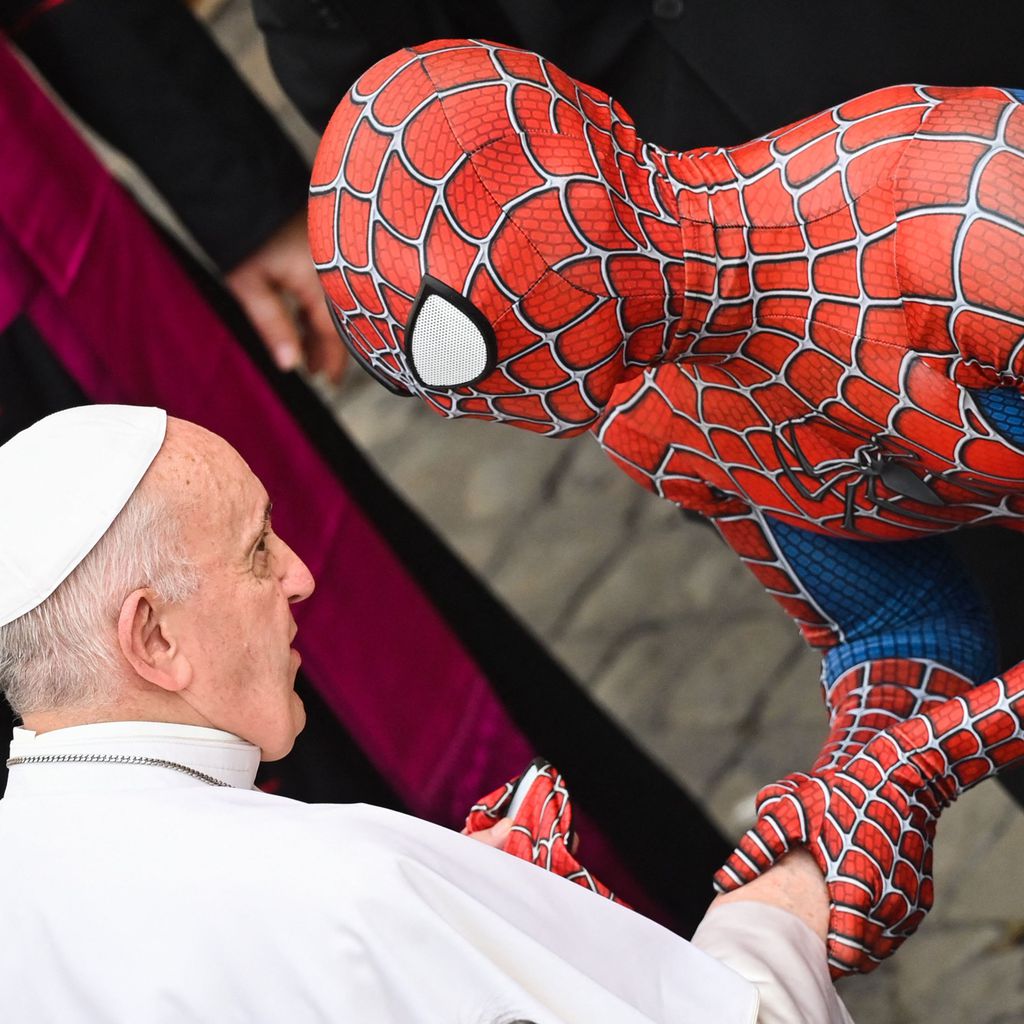 Papst Franziskus I. und Spider-Man im Vatikan im Juni 2021