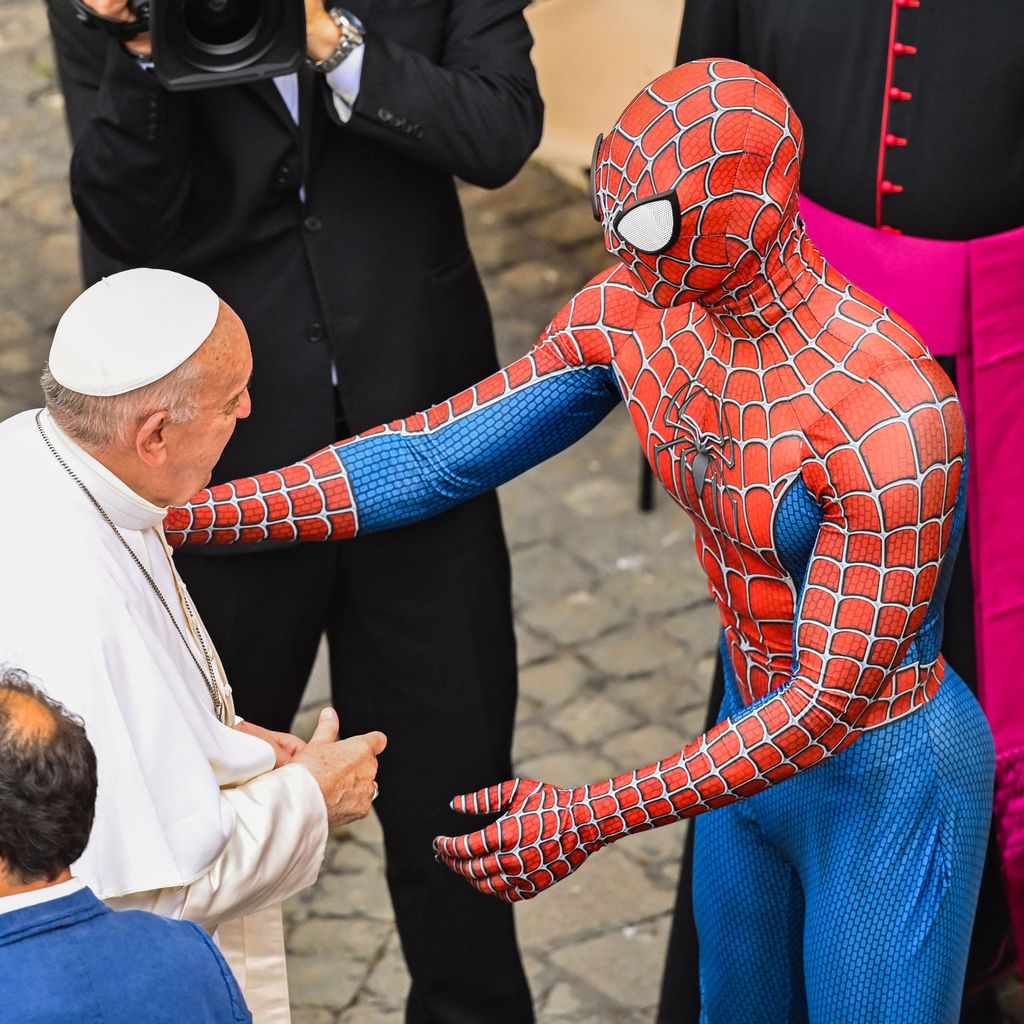 Papst Franziskus I. und Spider-Man im Vatikan im Juni 2021