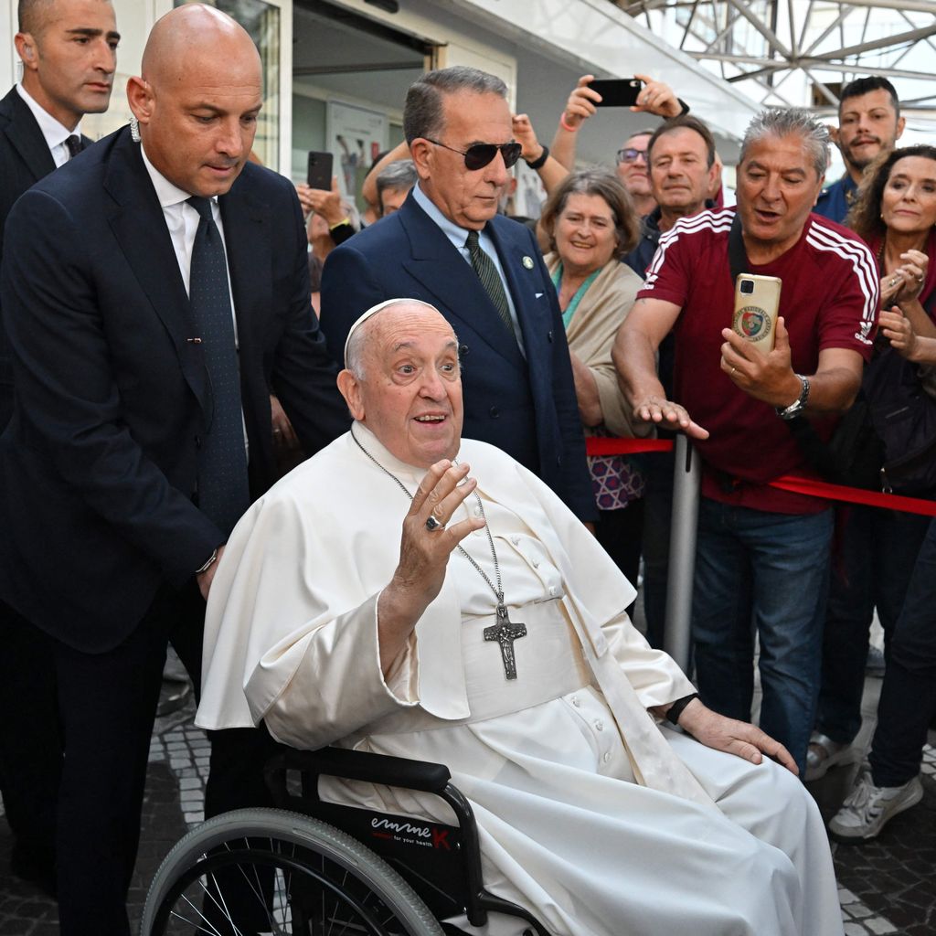 Papst Franziskus nach seiner Entlassung aus dem Gemelli-Krankenhaus 2023