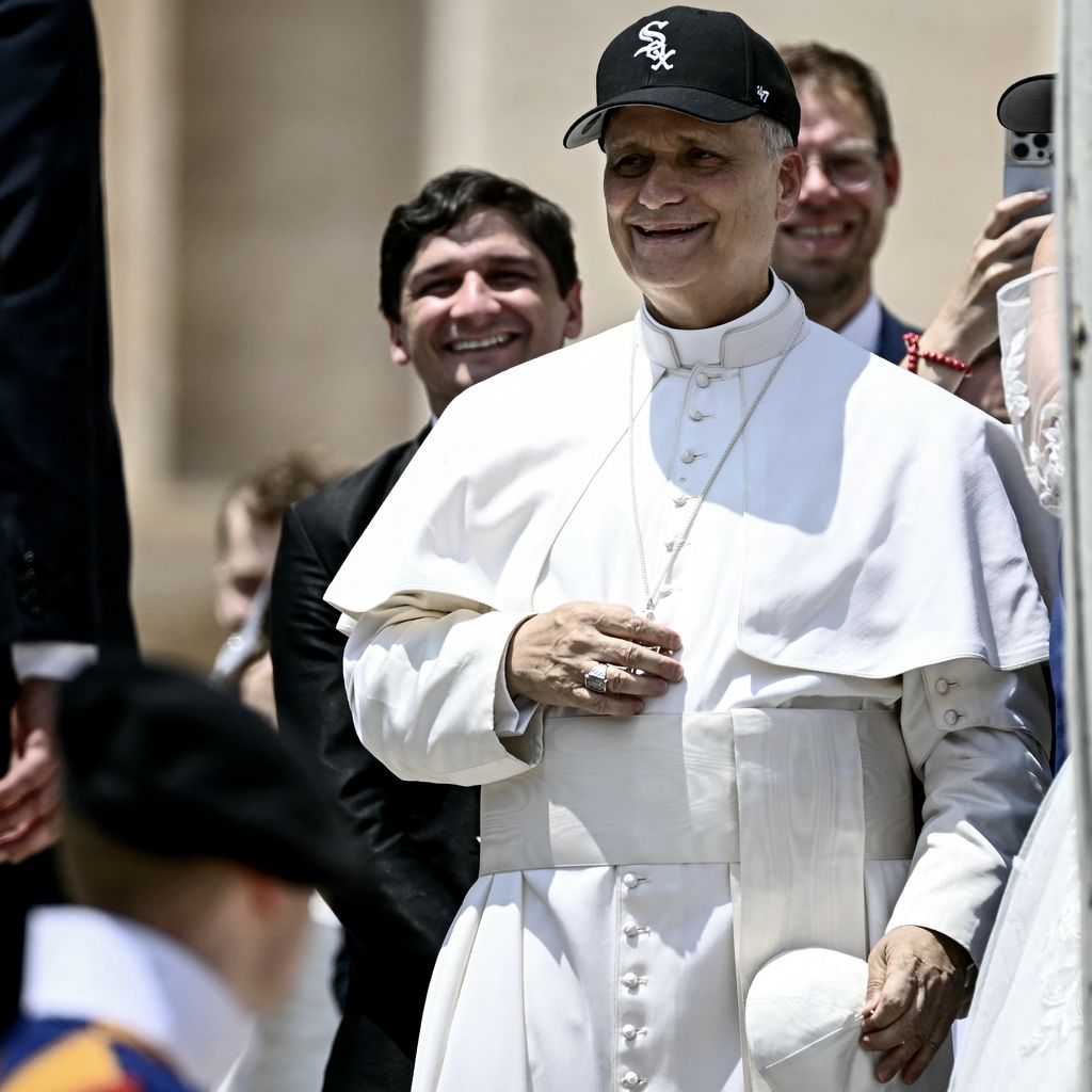 Papst Leo XIV. trägt eine Chicago-White-Sox-Kappe und trifft frisch verheiratete Paare auf dem Petersplatz im Vatikan, 2025