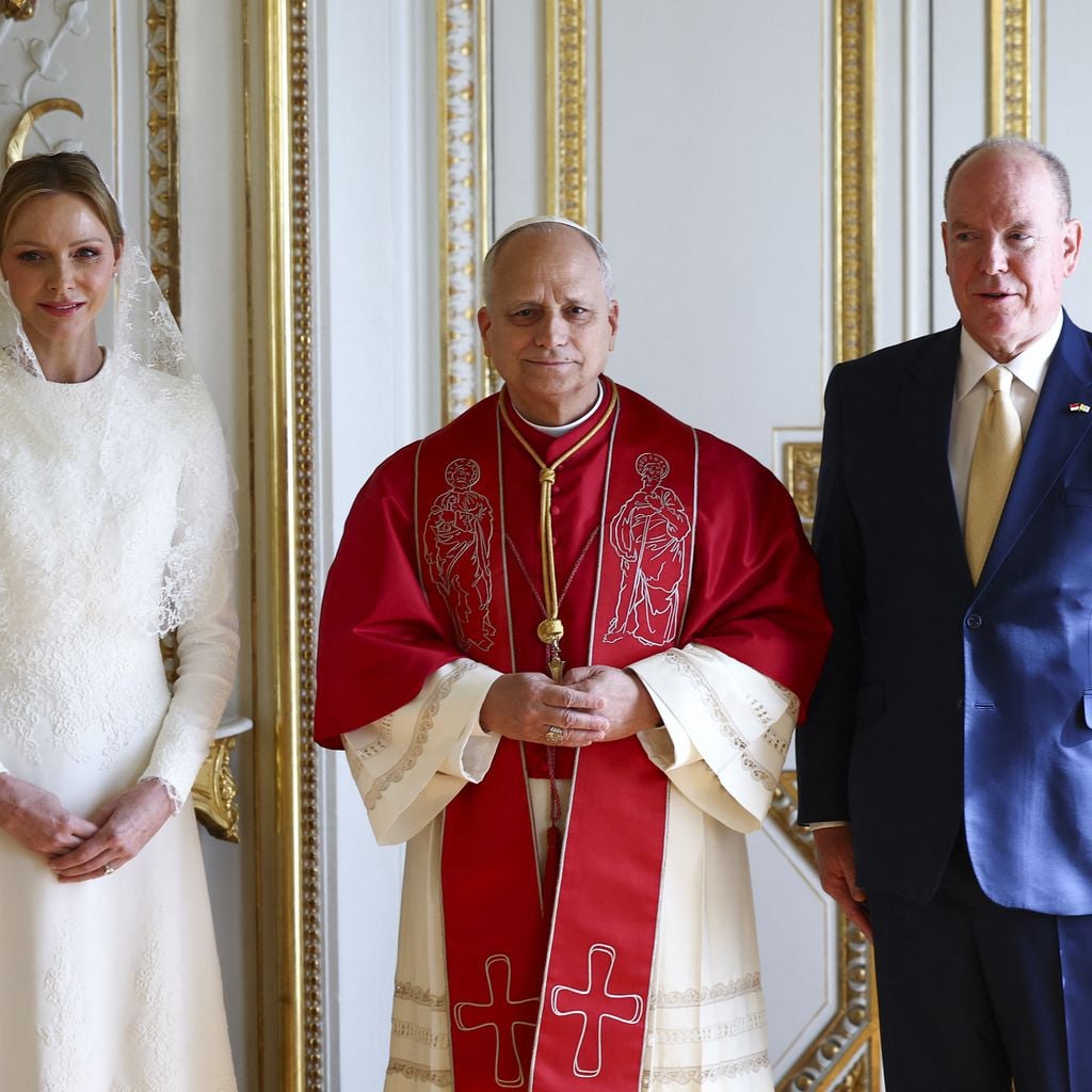 Papst Leo XIV mit Fürst Albert II und Fürstin Charlène von Monaco bei einer Privataudienz im Fürstenpalast