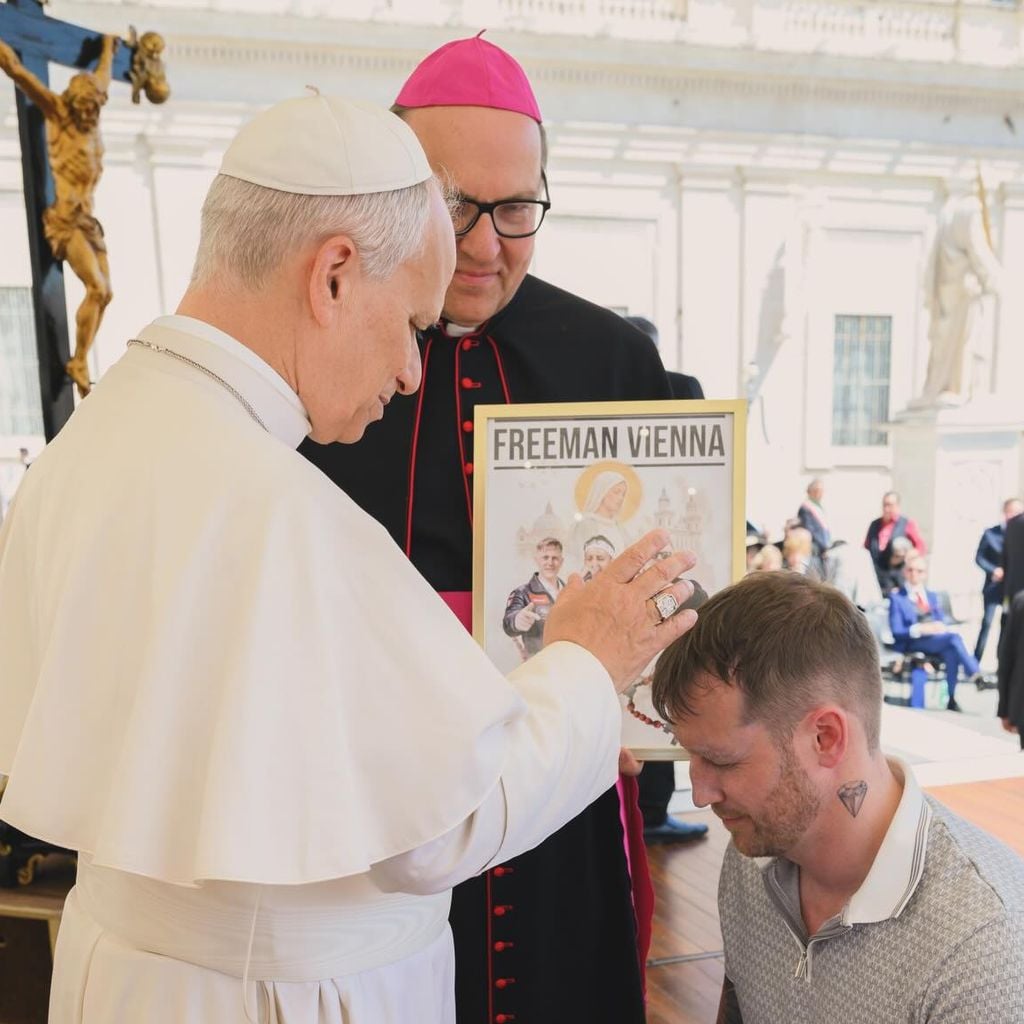 Papst Leo XIV. segnet den Rapper Freeman Vienna
