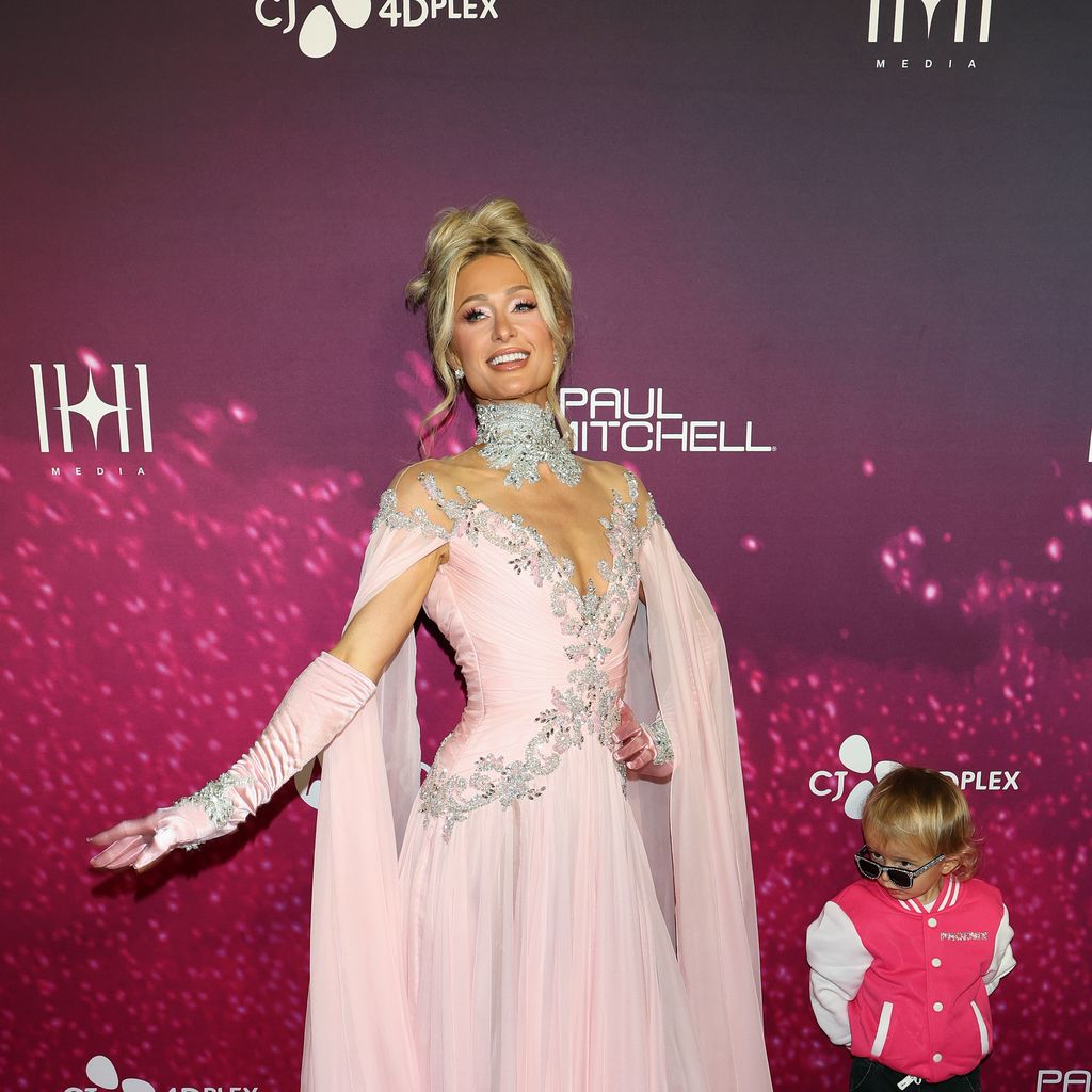 Paris Hilton und Phoenix Barron bei der Weltpremiere von "Infinite Icon: A Visual Memoir" in Los Angeles