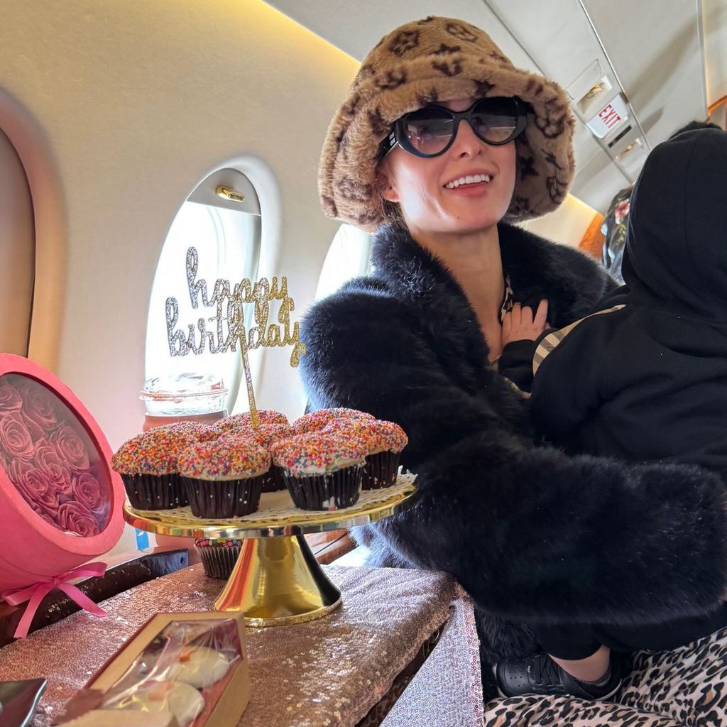 Paris Hilton mit ihrem Sohn Phoenix im Privatjet
