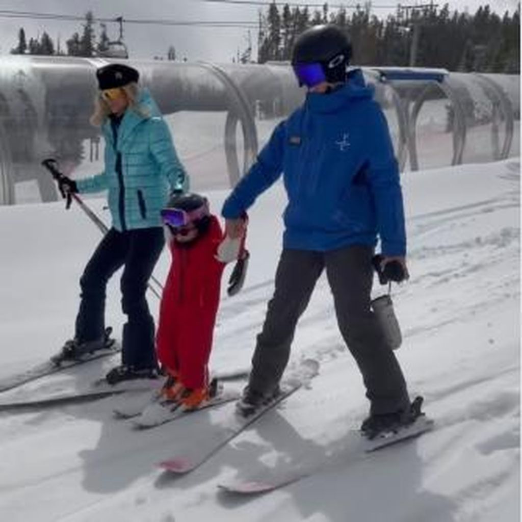 Paris Hilton mit Sohn Phoenix beim Skifahren, April 2026