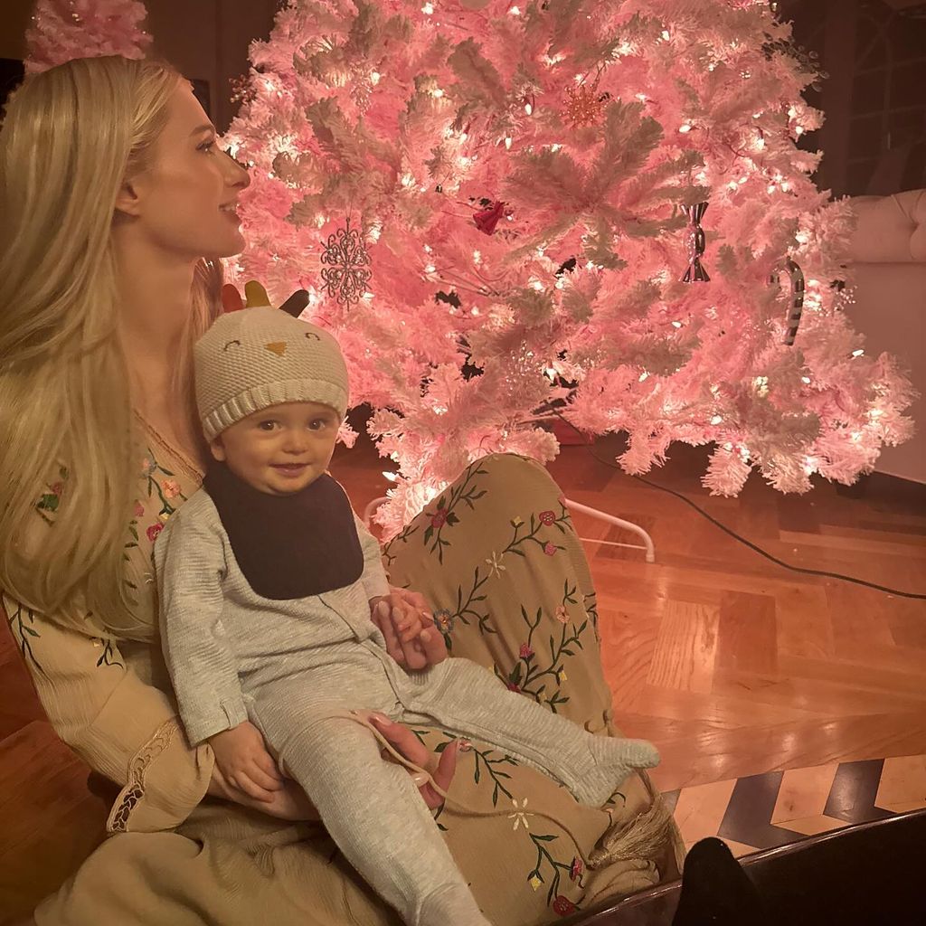 Paris Hilton und ihr Sohn im November 2023