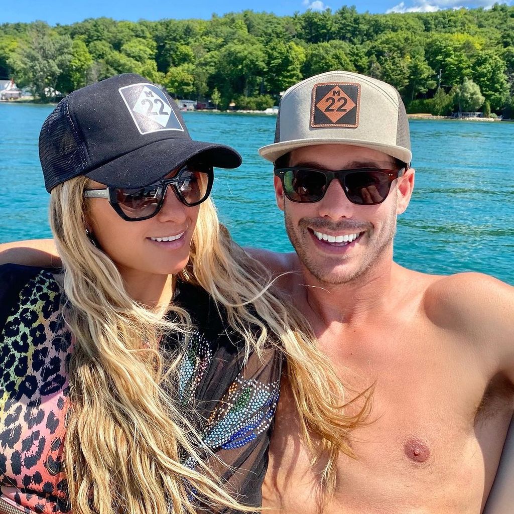 Paris Hilton und Carter Reum auf einem Boot