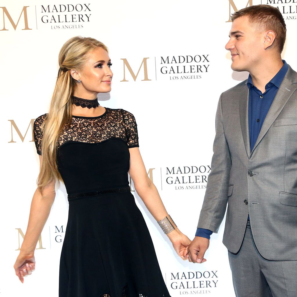 Paris Hilton und Chris Zylka bei der Eröffnung der Maddox Gallery in Los Angeles