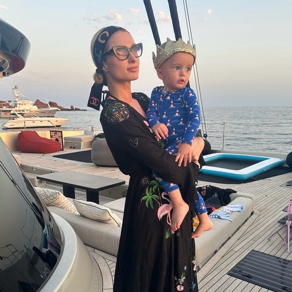 Paris Hilton und ihr Sohn Phoenix Barron Hilton im August 2024