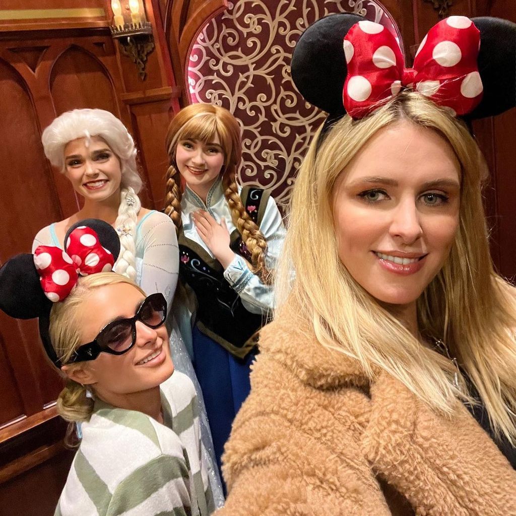 Paris Hilton mit ihrer Schwester Nicky im Disneyland