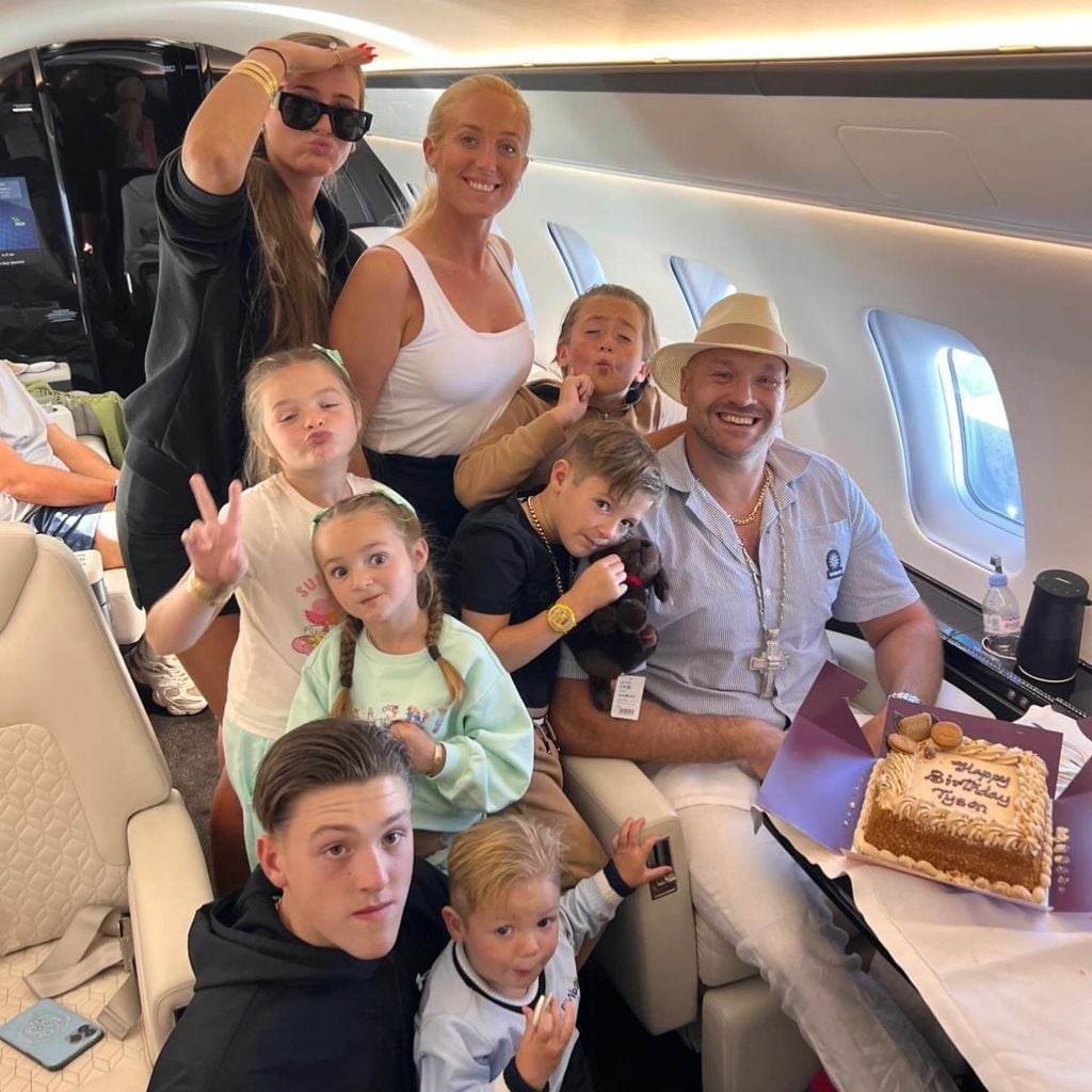 Paris und Tyson Fury mit ihren sieben gemeinsamen Kids