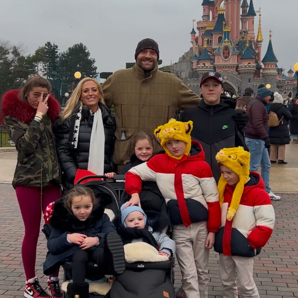 Paris und Tyson Fury mit ihren Kindern im Disneyland Paris, Januar 2025