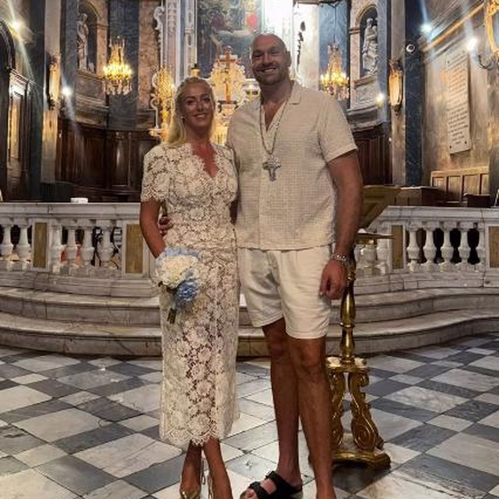 Paris und Tyson Fury während ihrer dritten Hochzeit im August 2025