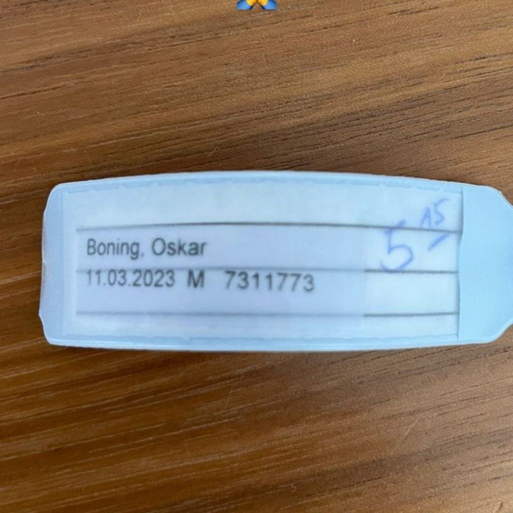 Patientenarmband von Wigald Bonings Sohn Oskar