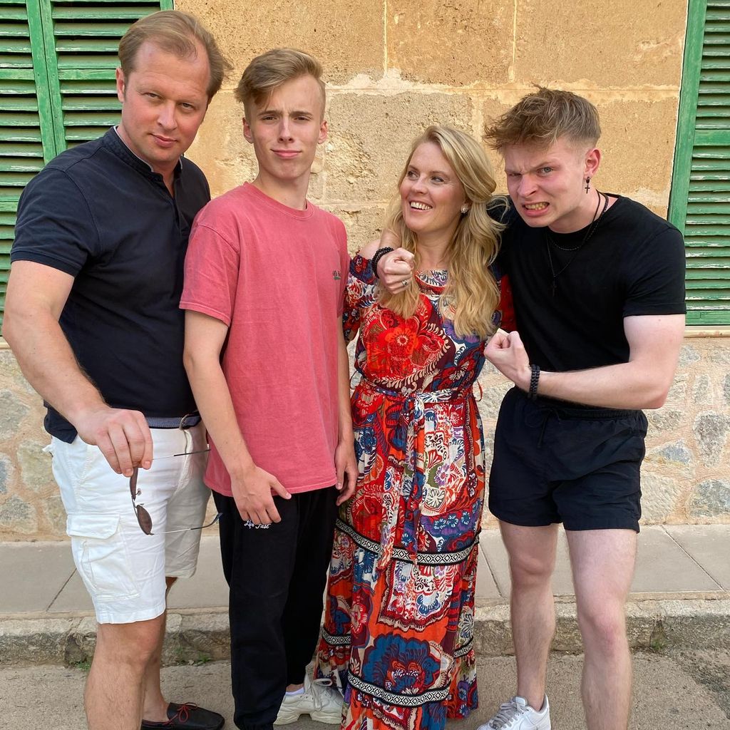 Patricia Kelly mit ihren Söhnen Iggi und Alex und ihrem Mann