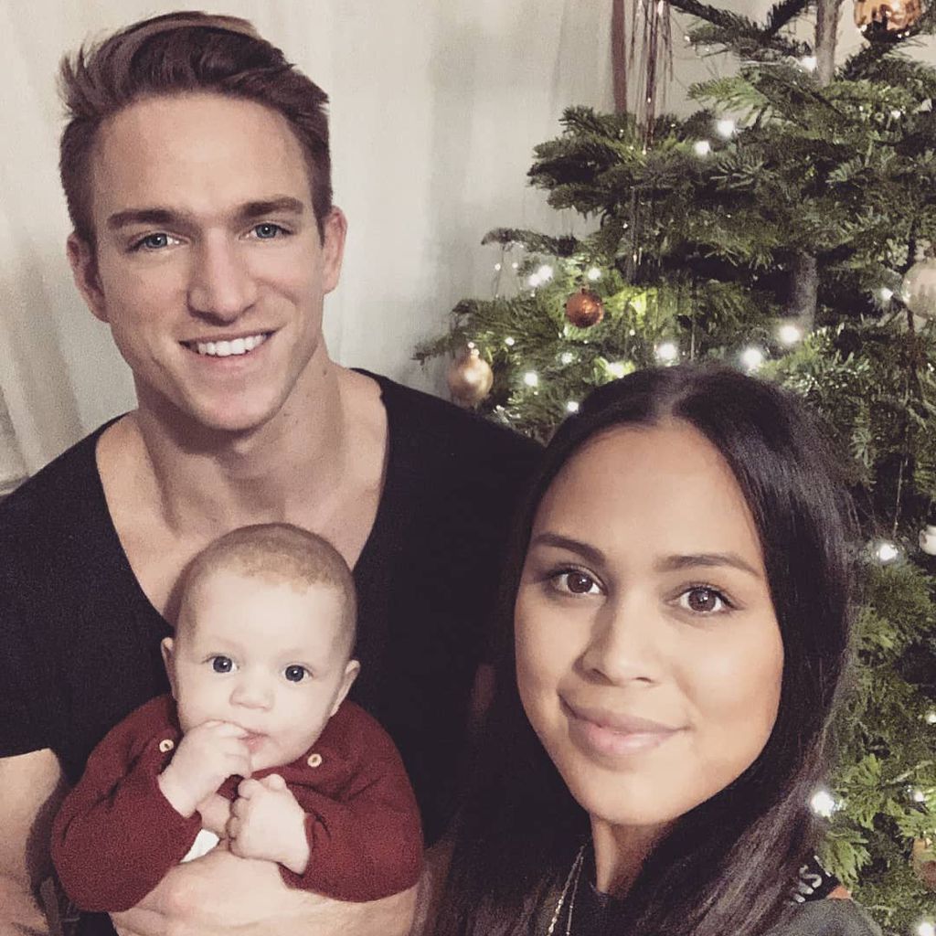Patrick Fabian, Freundin Lea und Tochter Lilly an Weihnachten 2019