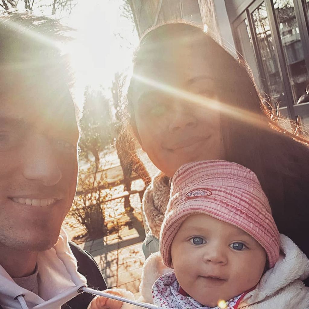 Patrick Fabian und Lea mit ihrem Baby