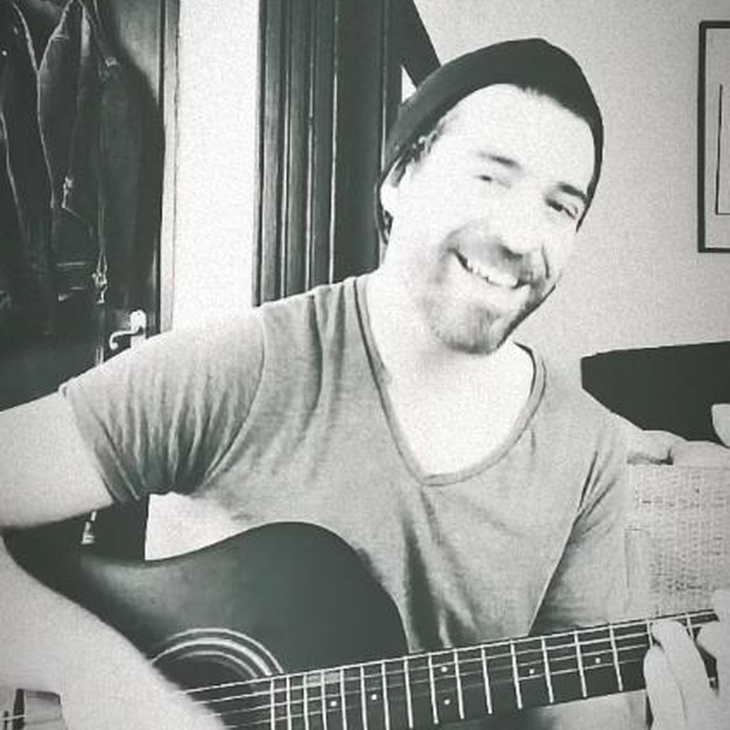 Patrick Fernández spielt Gitarre, im August 2022