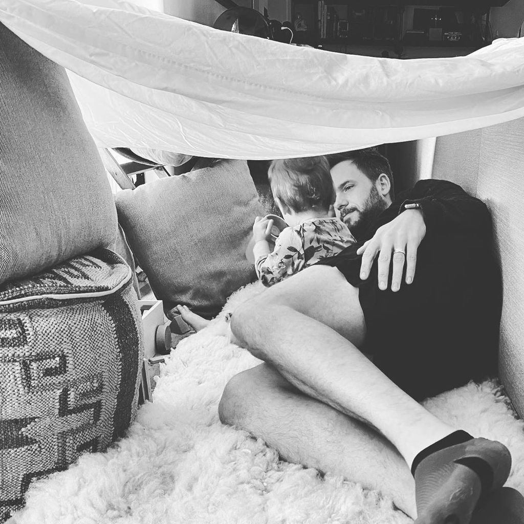 Patrick J. Adams mit seiner Tochter Aurora, Juni 2020