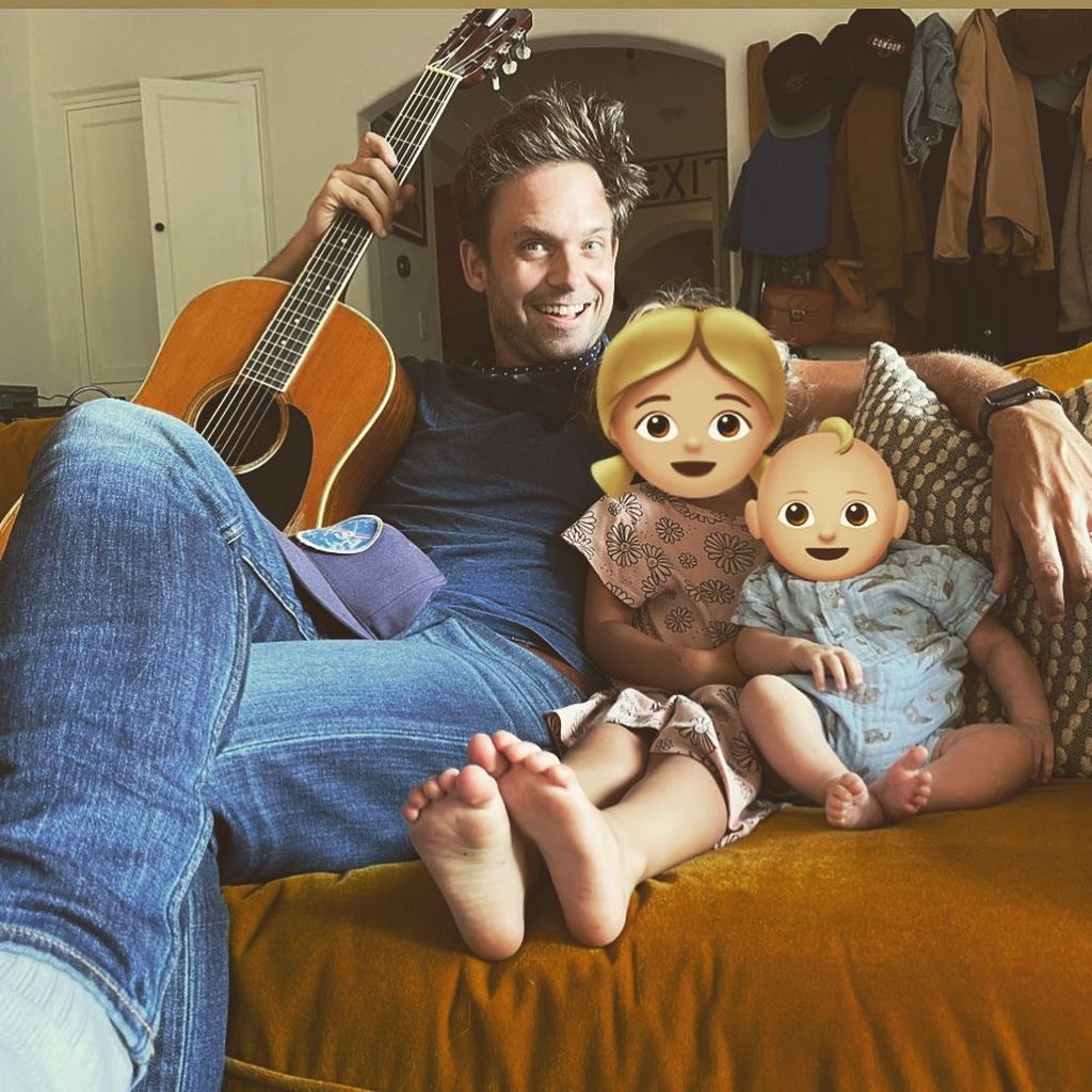 Patrick J. Adams mit seinen Töchtern