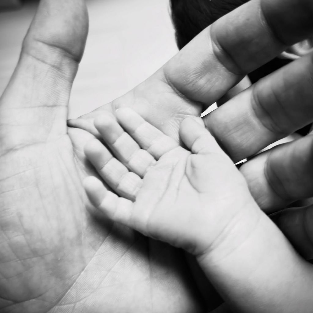 Patrick J. Adams mit der Hand seines dritten Babys