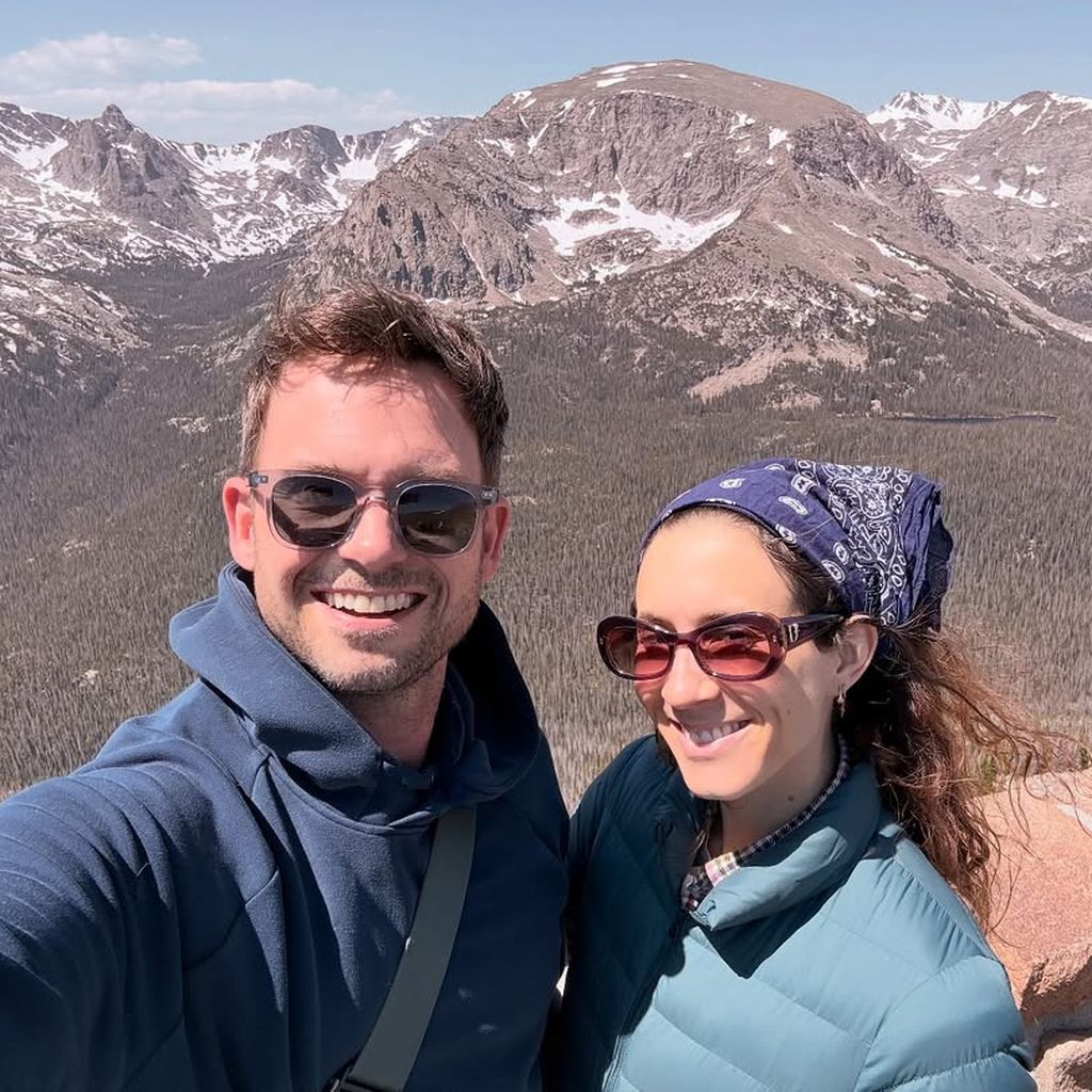 Patrick J. Adams und Troian Bellisario 2025