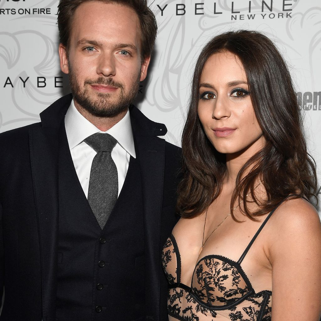 Patrick J. Adams und Troian Bellisario 2017 in Los Angeles