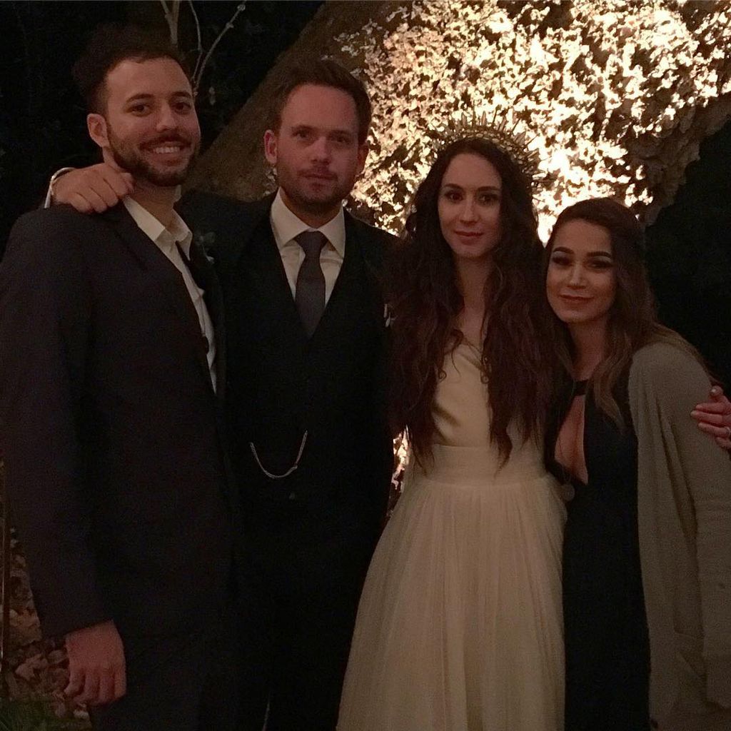 Patrick J. Adams und Troian Bellisario auf ihrer Hochzeit, 2016