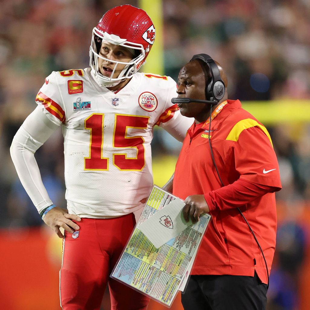 Patrick Mahomes spricht mit Offensiv-Coach Eric Bieniemy im Super Bowl LVII in Glendale, Arizona