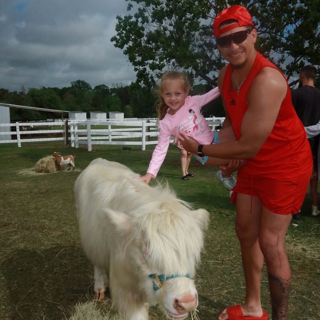 Patrick Mahomes zeigt im Familienurlaub die Narben seiner OP