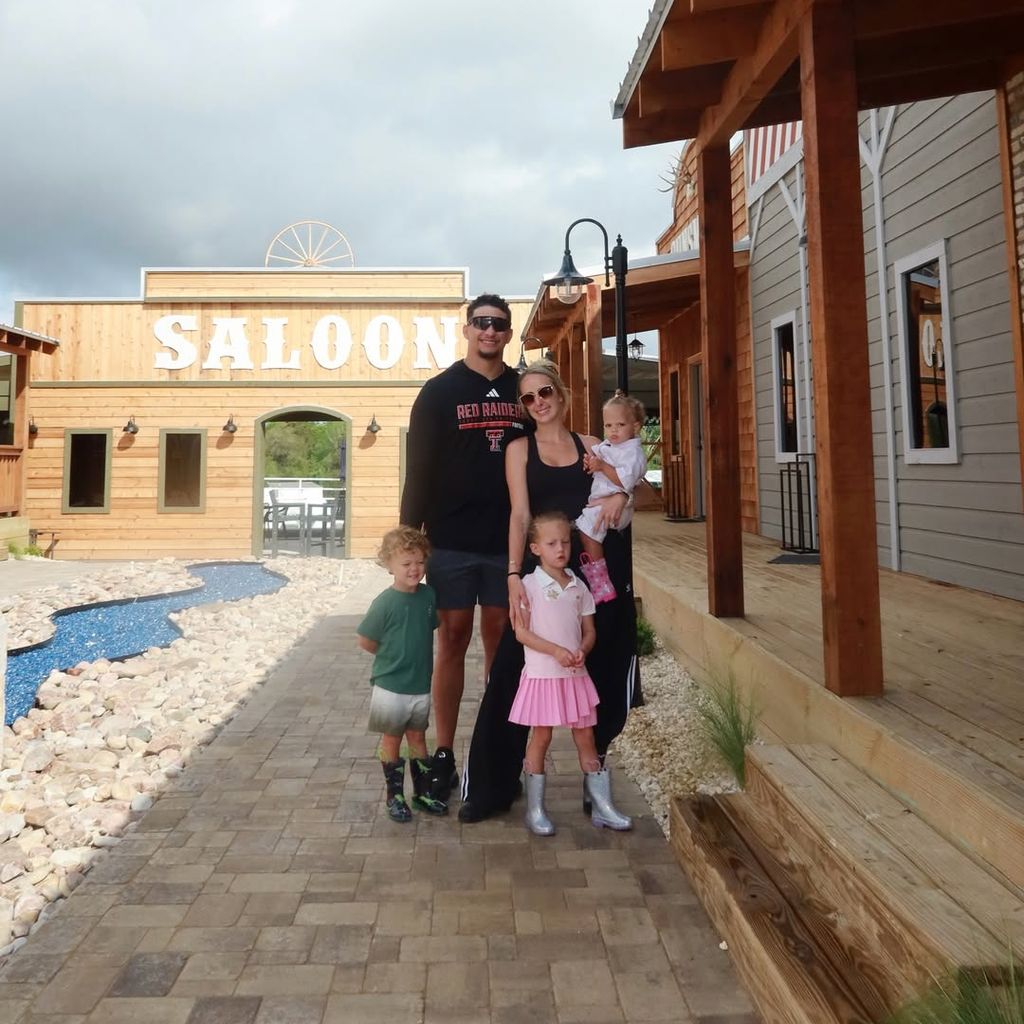Patrick Mahomes und Brittany Mahomes mit ihren Kindern