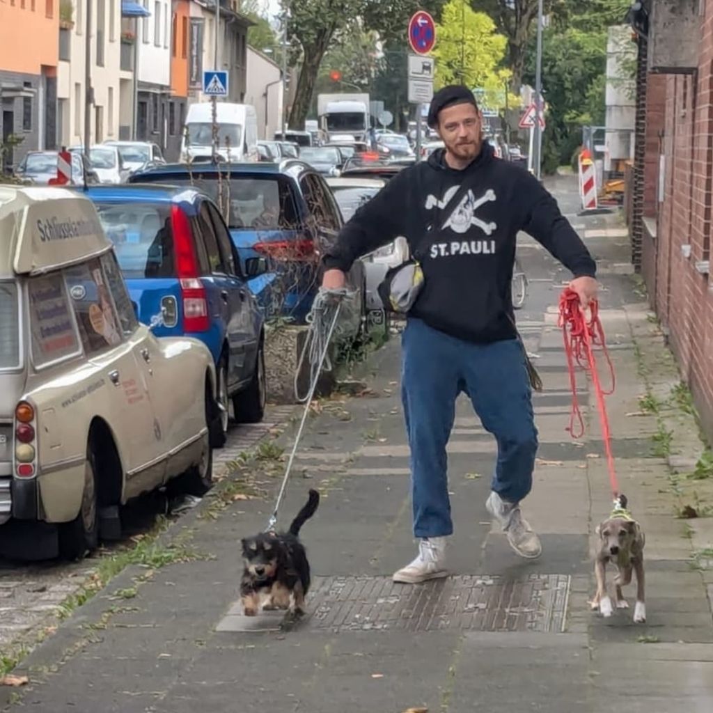 Patrick Müller mit seinen neuen Hunden Lorni und Nika, Juni 2025