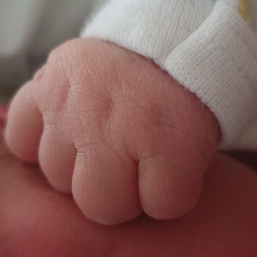 Baby-Begrüßungs-Pic von Patrick Müller und Joy Abiola-Müller