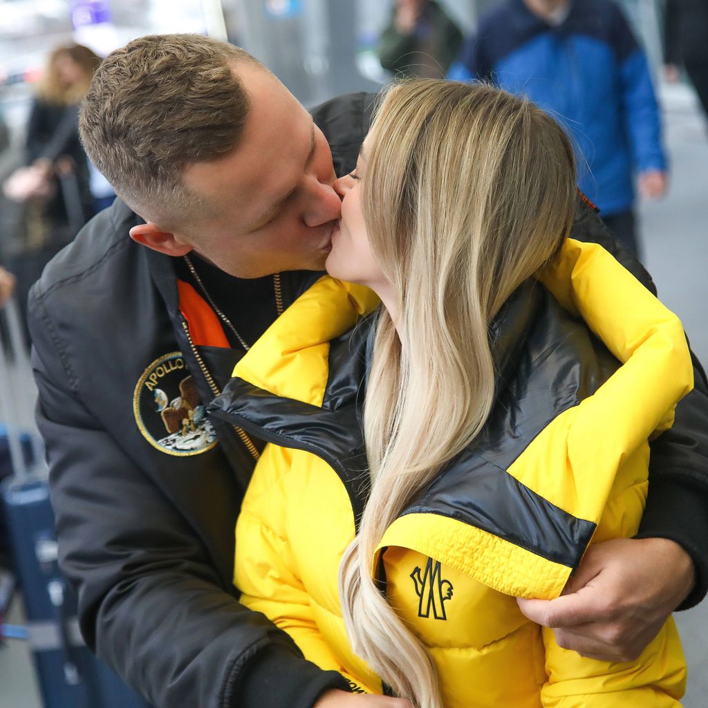 Patrick Romer küsst Annelie Henze vor dem Abflug ins RTL-Dschungelcamp 2026