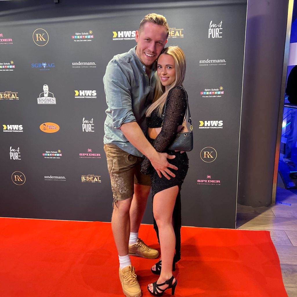 Patrick Romer und seine Freundin Annelie Henze auf einer Fashionshow in Berlin, 2024