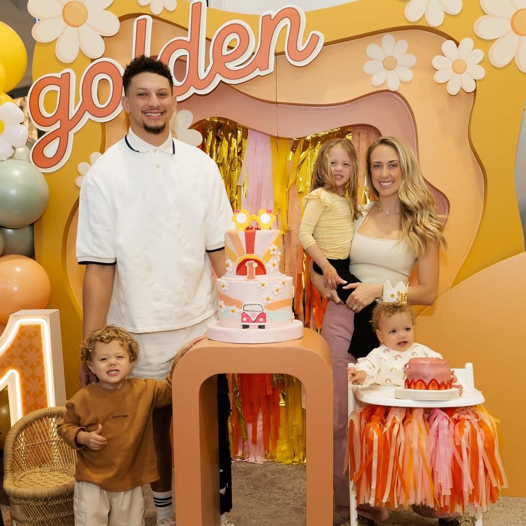 Patrick und Brittany Mahomes mit ihren Kindern Sterling Skye, Patrick "Bronze" Lavon und Golden Raye