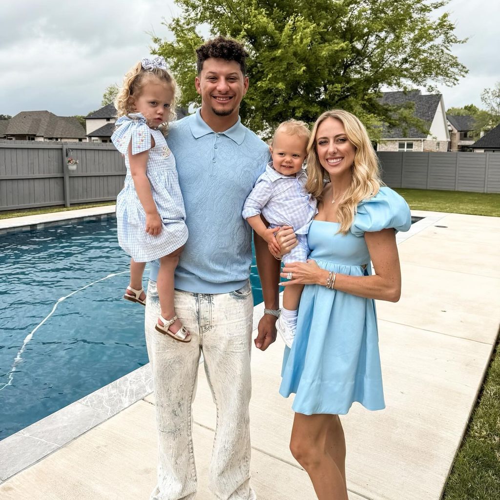 Patrick und Brittany Mahomes mit ihren Kindern, 2024