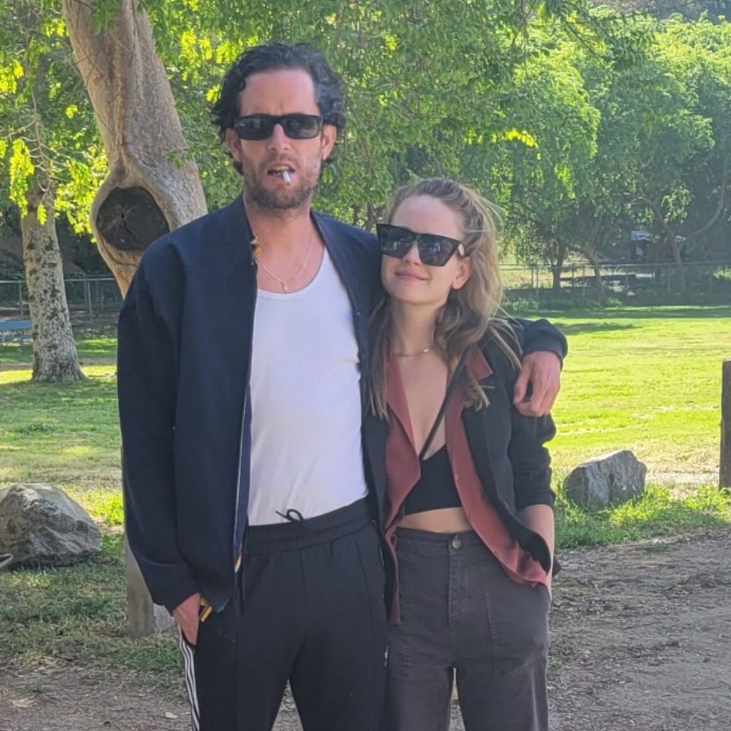 Paul Floyd und Britt Robertson im März 2022