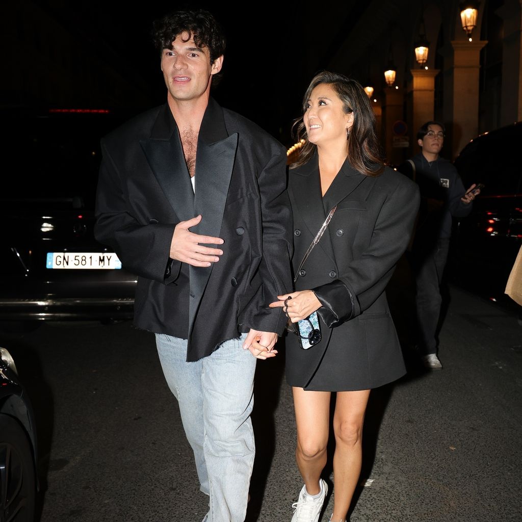 Paul Forman und Ashley Park bei der Paris Fashion Week 2024