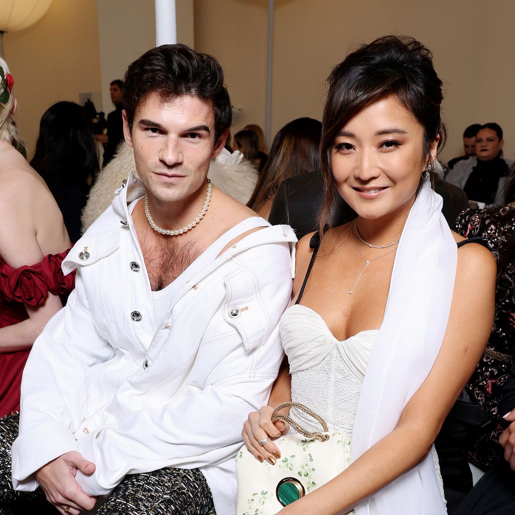 Paul Forman und Ashley Park bei einer Modenschau von Giambattista Valli